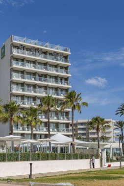Cala Millor, İspanya; 18 Haziran 2023: Protur Playa Cala Millor otelinin ana cephesi İspanya 'nın Cala Millor kentindeki Majorcan turizm beldesi