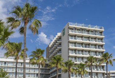 Cala Millor, İspanya; 18 Haziran 2023: Protur Playa Cala Millor otelinin ana cephesi İspanya 'nın Cala Millor kentindeki Majorcan turizm beldesi