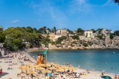 Porto Cristo, İspanya; Temmuz 01: 2023: Yazın Porto Cristo adlı turist kasabasının genel manzarası. Mallorca Adası, İspanya