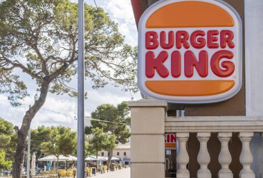 Porto Cristo, İspanya; Temmuz 01 2023: Çok uluslu fast food şirketi Burguer King 'in logosunun yakın çekimi. Porto Cristo, Mallorca Adası, İspanya