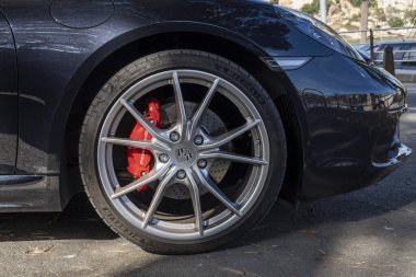 Porto Cristo, İspanya; Temmuz 01 2023: Siyah Porsche 718 Cayman S İspanya 'nın Porto Cristo tatil beldesinde park edilmiştir.