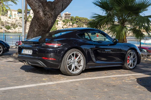 Porto Cristo, İspanya; Temmuz 01 2023: Siyah Porsche 718 Cayman S İspanya 'nın Porto Cristo tatil beldesinde park edilmiştir.