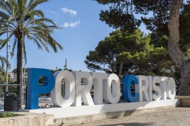 Porto Cristo, İspanya; Temmuz 01: 2023: Turizm kenti Porto Cristo 'nun yaz aylarındaki genel manzarası. Mallorca Adası, İspanya