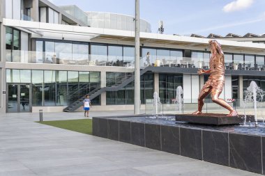Manacor, İspanya; Temmuz 01 2023: Rafa Nadal Uluslararası Spor Merkezi 'nde İspanyol tenisçi Rafael Nadal' ın metal heykeli. Manacor, Mallorca Adası, İspanya