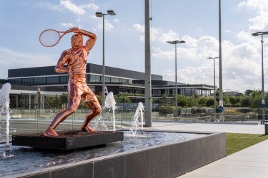 Manacor, İspanya; Temmuz 01 2023: Rafa Nadal Uluslararası Spor Merkezi 'nde İspanyol tenisçi Rafael Nadal' ın metal heykeli. Manacor, Mallorca Adası, İspanya