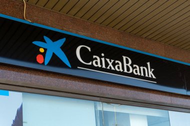Manacor, İspanya; 15 Temmuz 2023: İspanya 'nın Manacor kentindeki çok uluslu bankacılık şirketi Caixabank' ın logosu