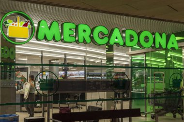 Manacor, İspanya; 21 Temmuz 2023: İspanyol zinciri Mercadona 'nın bir süpermarketinin ön cephesi. Manacor, Mallorca Adası, İspanya