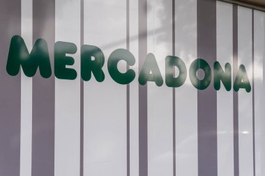 Manacor, İspanya; 21 Temmuz 2023: İspanyol zinciri Mercadona 'nın bir süpermarketinin ön cephesi. Manacor, Mallorca Adası, İspanya