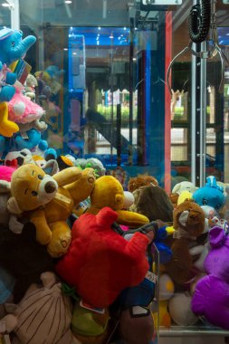 Manacor, İspanya; 21 Temmuz 2023: Alışveriş merkezindeki bir otomatın içine doldurulmuş hayvanlar. Manacor, Mallorca Adası, İspanya