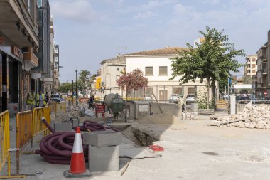 Manacor, İspanya; 21 Temmuz 2023: İspanya 'nın Manacor kentinin tarihi merkezinde inşaat çalışmaları