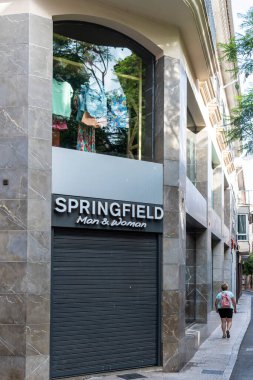 Manacor, İspanya; 21 Temmuz 2023: Çok uluslu giyim mağazası ve tekstil perakendecisi Springfield kapandı. Manacor, Mallorca Adası, İspanya