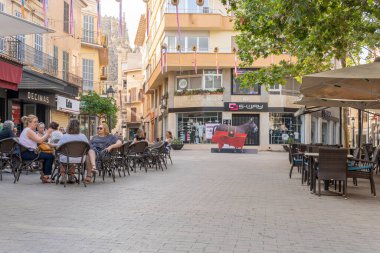 Manacor, İspanya; 21 Temmuz 2023: Müşterilerle birlikte ünlü kafeterya kültür merkezi S 'Agricola' nın terası. Manacor, Mallorca Adası, İspanya
