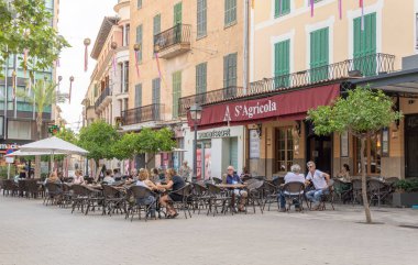 Manacor, İspanya; 21 Temmuz 2023: Müşterilerle birlikte ünlü kafeterya kültür merkezi S 'Agricola' nın terası. Manacor, Mallorca Adası, İspanya