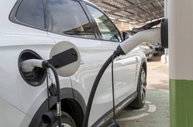 Manacor, İspanya; 21 Temmuz 2023: İspanya 'nın Manacor kentindeki elektrikli otomobiller için kamu şarj noktası