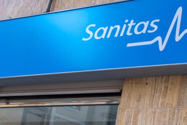 Manacor, İspanya; 21 Temmuz 2023: İspanya 'nın Manacor kentindeki sağlık sigorta şirketi Sanitas' ın posteri