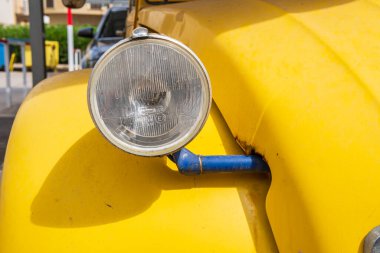 Manacor, İspanya; 21 Temmuz 2023: Sarı Citroen 2 CV arabası, sokağa park edilmiş. MAnacor, Mallorca Adası, İspanya