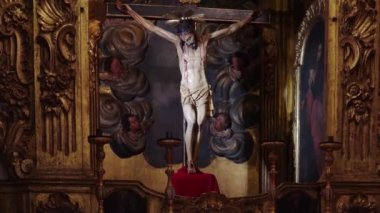 Felanitx, İspanya; 28 Mayıs 2023: İspanya 'nın Felanitx kentindeki Sant Miquel kilisesinde çarmıha gerilen İsa' nın heykeli