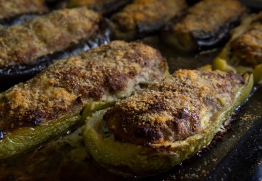 Kıyma ile doldurulmuş patlıcan ve kabak yakın plan. İspanya Mallorca adasının tipik gastronomisi
