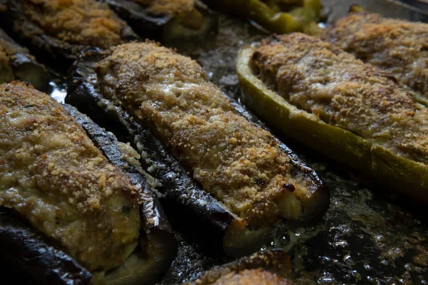 Primer Plano Berenjena Calabacín Rellenos Carne Picada Gastronomía Típica Isla —  Fotos de Stock