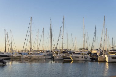 Palma de Mallorca, İspanya; Ağustos 06 2023: Güneş doğarken Palma de Mallorca marinasında demirlemiş lüks teknelerin yakın çekimi. İspanya