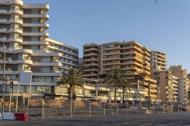 Palma de Mallorca, İspanya; Ağustos 06: 2023: Palma de Mallorca 'daki lüks apartman binalarının ön cephesi gün doğumunda, İspanya