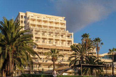 Palma de Mallorca, İspanya; Ağustos 06: 2023: Palma de Mallorca 'daki lüks apartman binalarının ön cephesi gün doğumunda, İspanya
