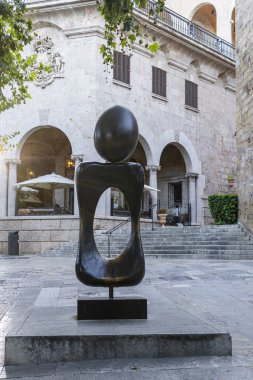 Palma de Mallorca, İspanya; Ağustos 06 2023: İspanya 'nın Palma de Mallorca kentindeki turizm beldesinde sanatçı Joan Miro' nun metal heykeliyle ortaçağ kralının bahçelerine ana giriş