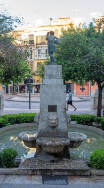 Palma de Mallorca, İspanya; Ağustos 06 2023: Majorcan şairi Joan Alcover anısına bronz halk heykeli. Palma de Mallorca, İspanya