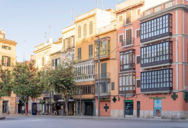 Palma de Mallorca, İspanya; Ağustos 06 2023: Plaza de la Reina, Palma de Mallorca 'da gün doğumunda. Palma de Mallorca, İspanya