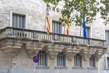 Palma de Mallorca, İspanya; Ağustos 06 2023: Balear Adaları Yüksek Adalet Divanı 'nın ana cephesi. Palma de Mallorca, İspanya