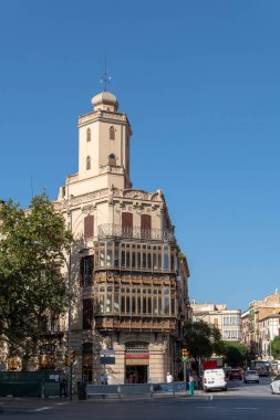 Palma de Mallorca, İspanya; Ağustos 08 2023: İspanya 'nın tarihi merkezi Palma de Mallorca' da tarihi Can Maneu veya Trinquet binasının ön cephesi