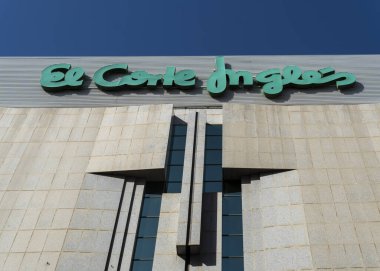 Palma de Mallorca, İspanya; Ağustos 08 2023: İspanyol El Corte Ingles şirketinin alışveriş merkezinin ana girişi. Palma de Mallorca, İspanya