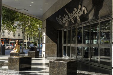 Palma de Mallorca, İspanya; Ağustos 08 2023: İspanyol El Corte Ingles şirketinin alışveriş merkezinin ana girişi. Palma de Mallorca, İspanya