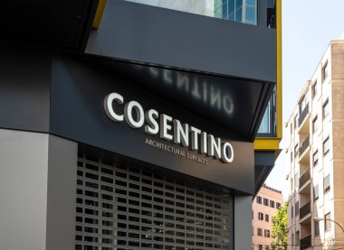 Palma de Mallorca, İspanya; Ağustos 08 2023: İspanyol Cosentino, Palma de Mallorca, İspanya 'nın mutfak tezgahları için taş malzemesi satışı