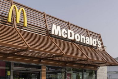 Palma de Mallorca, İspanya; 10 Ağustos 2023: Çok uluslu fast food şirketi McDonald 's' ın ana cephesi. Palma de Mallorca, İspanya