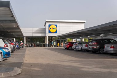 Palma de Mallorca, İspanya; 10 Ağustos 2023: Şafak vakti uluslararası süpermarket zinciri Lidl 'in süpermarketi. Palma de Mallorca, İspanya