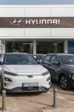 Palma de Mallorca, İspanya; 10 Ağustos 2023: Hyundai adlı çok uluslu bir şirketin araba galerisinin ön cephesi. Palma de Mallorca, İspanya