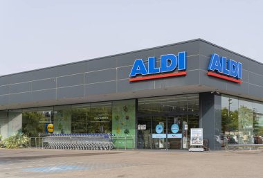 Palma de Mallorca, İspanya; 10 Ağustos 2023: Şafakta uluslararası süpermarket zinciri Aldi 'nin süpermarketi. Palma de Mallorca, İspanya