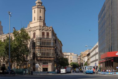 Palma de Mallorca, İspanya; Ağustos 08 2023: İspanya 'nın tarihi merkezi Palma de Mallorca' da tarihi Can Maneu veya Trinquet binasının ön cephesi