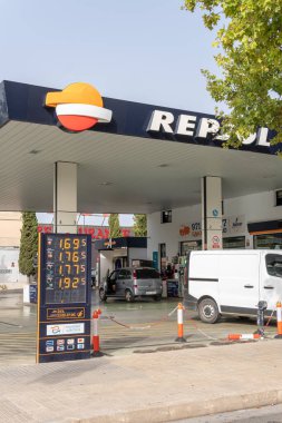 Palma de Mallorca, İspanya; 10 Ağustos 2023: İspanyol çokuluslu Repsol şirketinin benzin istasyonu. Palma de Mallorca, İspanya