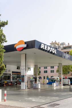 Palma de Mallorca, İspanya; 10 Ağustos 2023: İspanyol çokuluslu Repsol şirketinin benzin istasyonu. Palma de Mallorca, İspanya