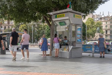 Palma de Mallorca, İspanya; 10 Ağustos 2023: Körler için İspanyol Ulusal Örgütü loto büfesi. Palma de Mallorca, İspanya