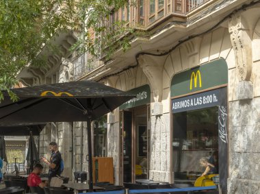 Palma de Mallorca, İspanya; 10 Ağustos 2023: Uluslararası McDonald 's zincirinin bir fast food restoranının ön cephesi. Palma de Mallorca, İspanya