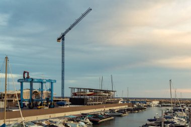 Palma de Mallorca, İspanya; Eylül 01 2023: İspanya 'nın Mallorca adasındaki Puerto Portalları' ndaki marina genel manzarası. Yat restorasyonu için endüstriyel bir vinç.