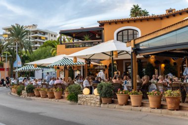 Palma de Mallorca, İspanya; Eylül 01 2023: İspanya 'nın Mallorca adasındaki Puerto Portalları' ndaki marina genel manzarası. Ünlü Wellies restoranının müşterileriyle teras.