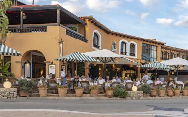 Palma de Mallorca, İspanya; Eylül 01 2023: İspanya 'nın Mallorca adasındaki Puerto Portalları' ndaki marina genel manzarası. Ünlü Wellies restoranının müşterileriyle teras.