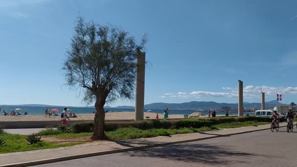 パルマ マヨルカ スペイン 2023 マヨルカのビーチ遊歩道 ビーチで観光客と夏の日にサイクリング スペイン — ストック動画
