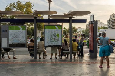 Palma de Mallorca, İspanya; 11 Eylül 2023: EMT, Palma de Mallorca, İspanya 'nın otobüs durağı.