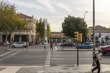Palma de Mallorca, İspanya; 11 Eylül 2023: Palma de Mallorca 'da insanlar yürüyen otobüs ve tren istasyonu, bir yaz sabahı. İspanya