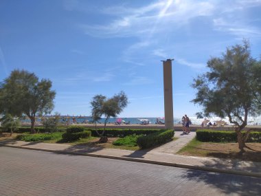 Palma de Mallorca, İspanya; 24 Eylül 2023: Palma de Mallorca plajı turistlerle birlikte sahilde gezinti ve yaz günü bisiklet. İspanya